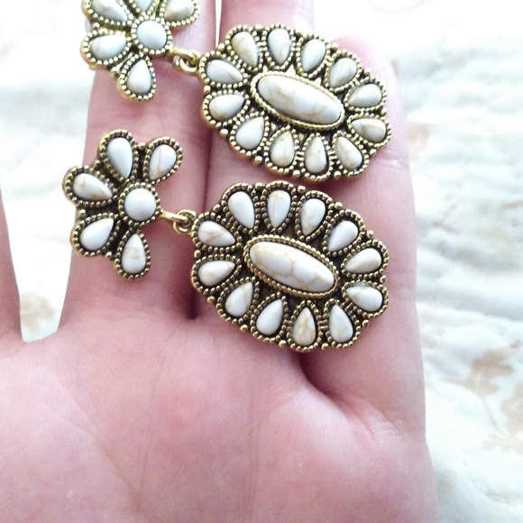 Western White Earrings - Picture 2 of 5